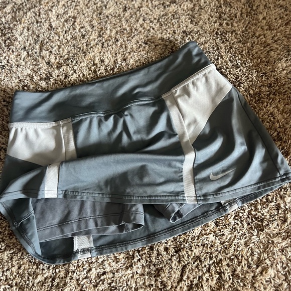 Nike Gray and White Skater Mini Skirt Athletic Style - Picture 2 of 2